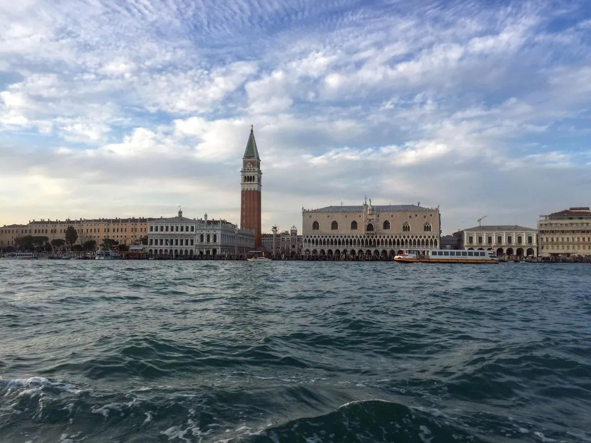 Hébergement de vacances Red Tower Venice Apartment - 2 Mins From Vce Airport- Free Wifi Tessera