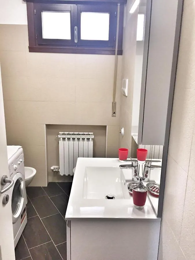 Сasa de vacaciones Red Tower Venice Apartment - 2 Mins From Vce Airport- Free Wifi Tessera Italia